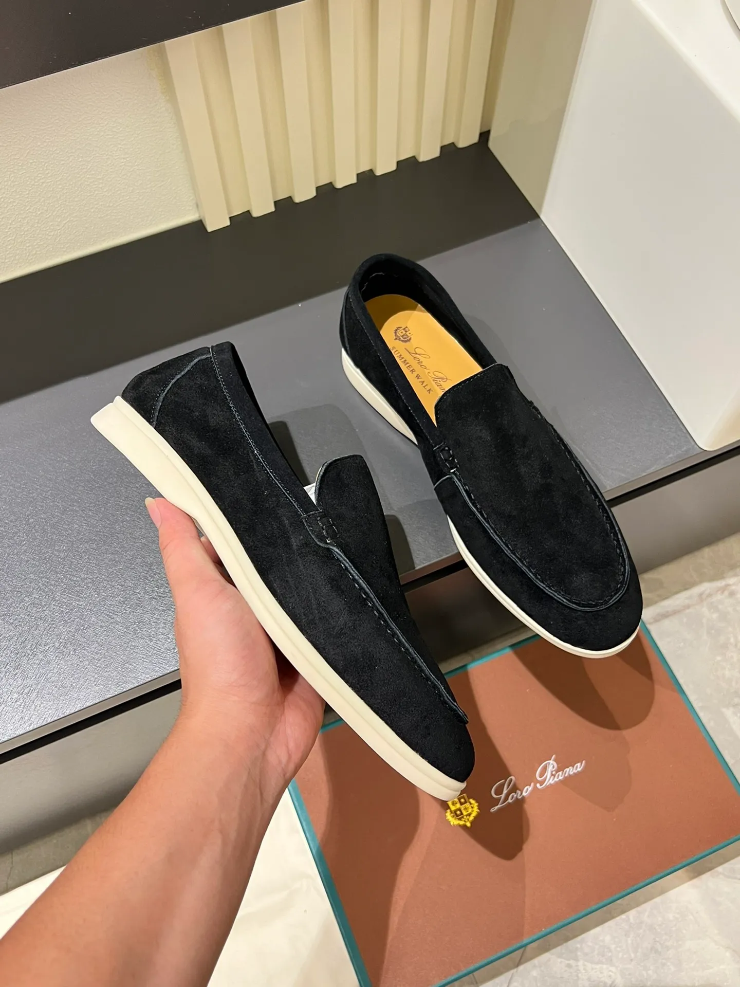 Men's shoes 💰p360 "Loro men's shoes 💰pian'*" Classic L men's shoes for couples 💰p Top version British flat loafers, a must-have item in old money style, the minimalist design is eye-catching and durable, a plus point for dressing The soft foot feel and texture are outstanding. They don’t scratch your feet and are very nice. They are matched with soft and waxy soles. They can be worn daily for a long time without getting tired. They are easy to wear, versatile and classic items, with perfect foot feel and texture! Imported cashmere fabric, the lining is made of imported A-grade water-dyed cow lining, the top version of the genuine leather midsole is sewn with pure handmade mark thread! Size: Female 35-40 (34. Customized) Male 38-44 (45.46. Customized)
